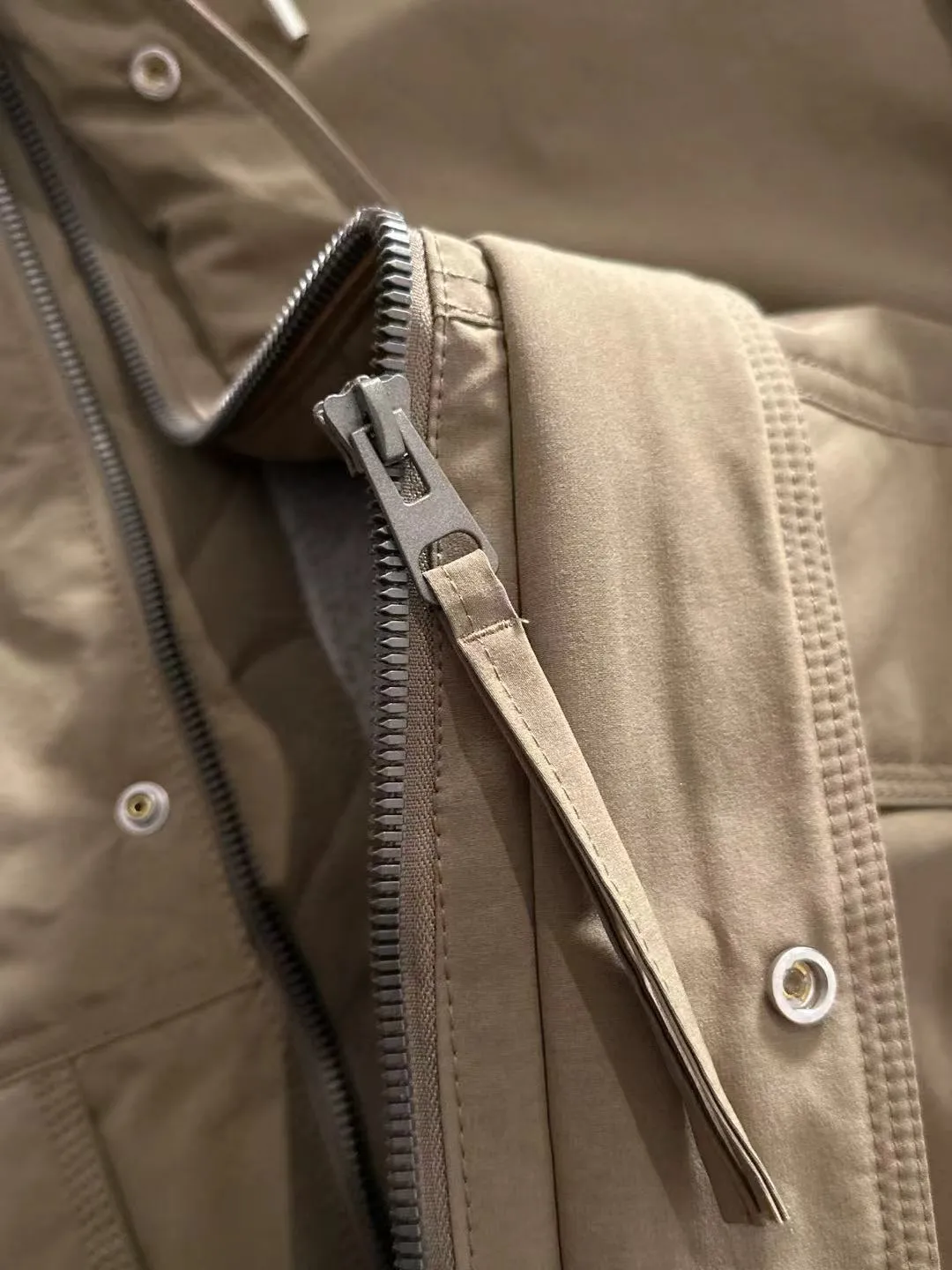 Two-day delivery time P960 Big Goose 🔥🔥 High-end customization 2025 winter official website's latest popular down jacket. Original custom-made hardware accessories for customers, all imported and original customization. Welcome to compare at the counter. Absolutely high quality. Use top-grade 90 white goose down. Super soft. Filled with fluffy and full feathers. Super heavy work. Fabric workmanship is excellent. The version is super perfect. Note⚠The fabric is super comfortable. Exclusive model. High-end quality. A must-have warm and protective artifact in winter. Size: M-3XL